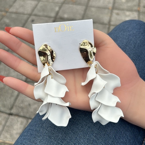 Noir 4 inch dangle floral leaf earrings - Picture 2 of 3